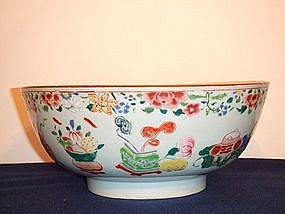 18TH CENTURY FAMILLE ROSE HUNDRED ANTIQUES PUNCH BOWL