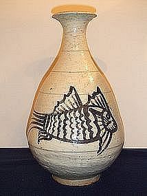 EXTREMELY IMPORTANT IMPERIAL CHOSON DYNASTY PUNCHONG VASE