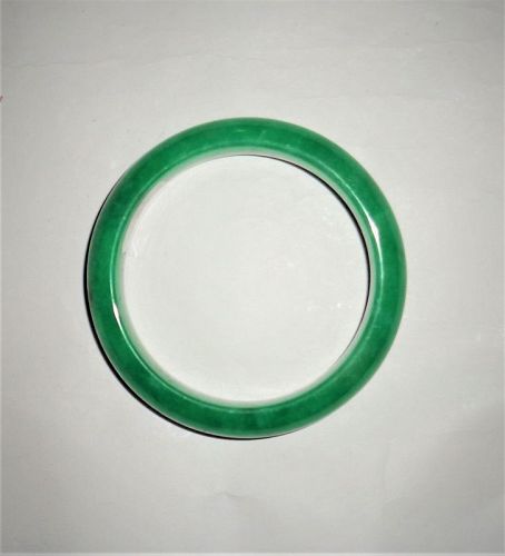 An Exquisite Grade A Jadeite Bracelet with Apple Green Hues