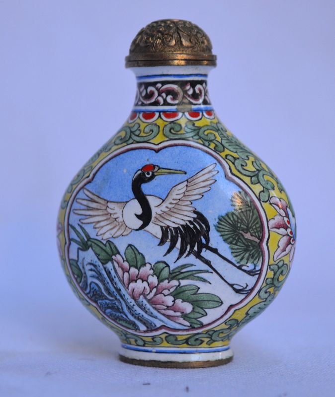 Snuff bottle enameled crane.Qianlong mark