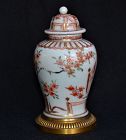 Tiny porcelain coverved jar. Qianlong period or Arita Genroku.