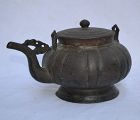 Chinese tea pot in cast Bronze. China Tang Périod