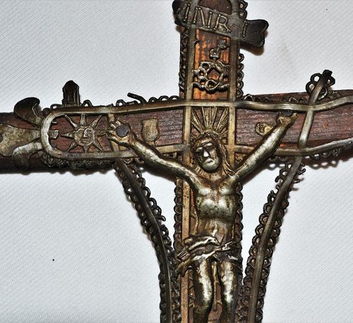 Wooden and pewter crucifix. Spanish 18°.