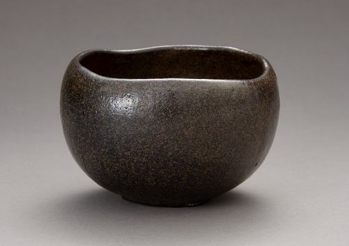A “Kase-Guro” Raku Tea Bowl by Higaki Ryota