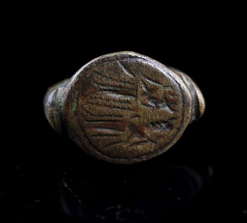 Attractive Byzantine bronze seal ring w. angels, c. 6th.-8th. cent. AD