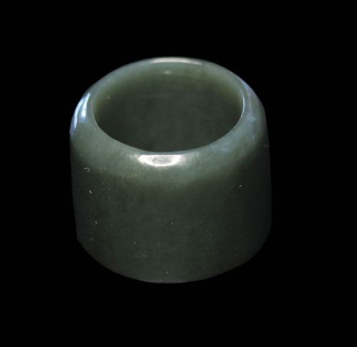 High quality Spinach green Jade Archers thumb ring, 18th. cent.