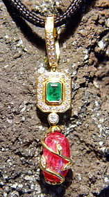 18K. Gold Pendant with Spinel-Emerald and Diamonds