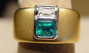 Emerald/Diamond Ring 18K. sandblasted yellow gold