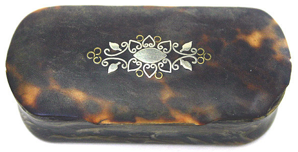 Georgian tortoiseshell and horn snuff box, with silver