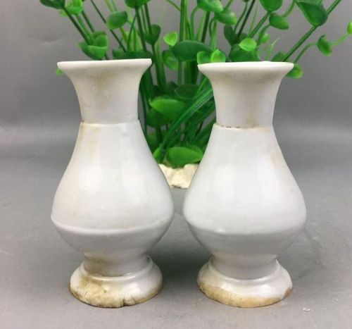Pair of Chinese Ming to Qing Dynasty Dehua Vases