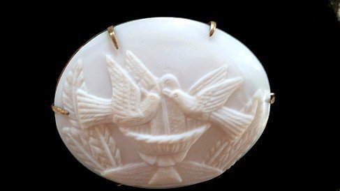 ANTIQUE CAMEO DEPICTING TWO LOVEBIRDS CAMEO CARVED CONCH SHELL