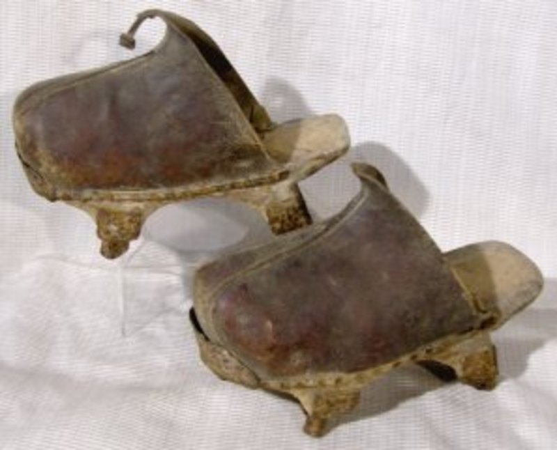 chinese wooden clogs