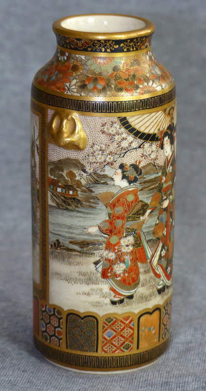 Excellent Japanese Satsuma Vase with relief Bats - Shizan