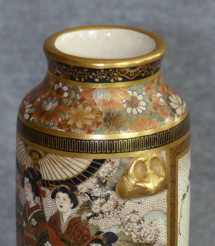 Excellent Japanese Satsuma Vase with relief Bats - Shizan