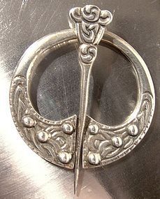 SCOTTISH CELTIC PENANNULAR STERLING CLOAK PIN 1960