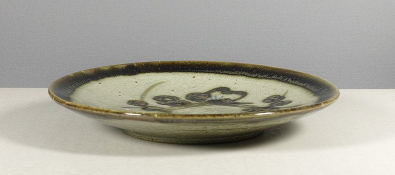 Sakuma Totaro (1900~1979). A large stoneware dish. signed tomobako