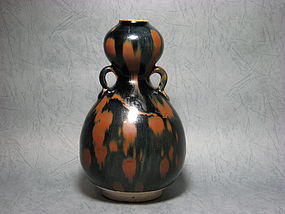 A Gourd Vase with Unique Russet Glaze