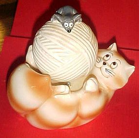 Ceramic kitty with rotating ball  of yarn musical