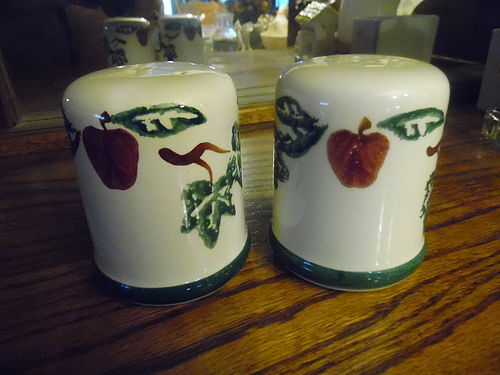 Crock Shop Apples and Ivy fat range shakers