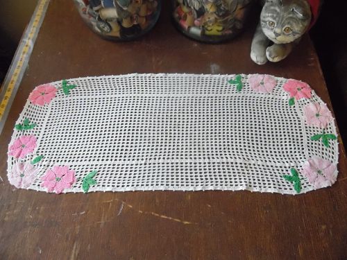 Vintage crochet dresser scarf with applique crochet flowers