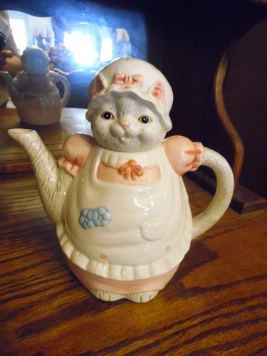 Miss Kitty cat ceramic tea pot