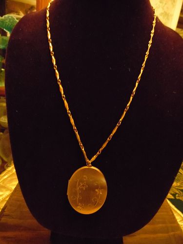 Lovely old floral engraved locket with 24 inch chain gold tone
