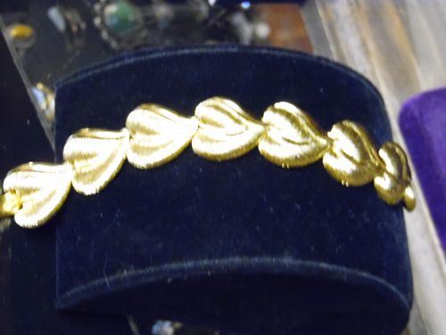 Gleaming Napier gold tone leaf bracelet