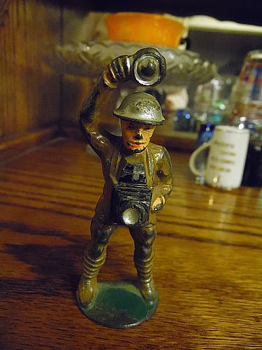 Rare Manoil toy lead soldier with camera