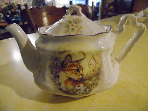Vintage Arythur Wood  & Son Staffordshire England teapot with cat