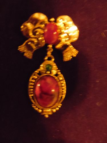 Victorian style antique gold tone pin bow faux red agate cabochons