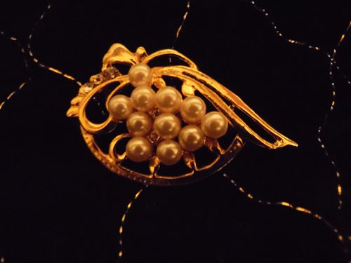 Pretty gold tone pin with pearls and crystal rhinestones