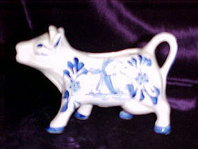 Delft style cow creamer