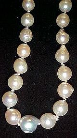 Nice  baroque pearl necklace