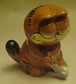 Garfield the cat golfer figurine