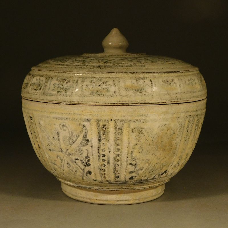 A Larger Sawankhalok Covered Jar, Glaze Weathered, 16.2 cm diameter