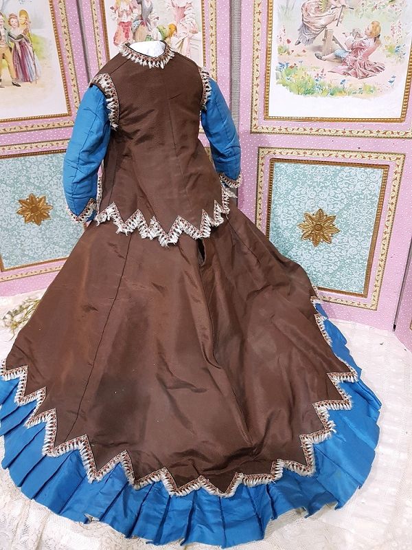 Superb Fashionable Antique Silk Poupee Gown / 1870th.